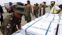 Bantuan dari Kolumbia tiba di Bandara Eloy Alfaro, Manta, Ekuador. Guillermo Granja/Reuters/DetikFoto.