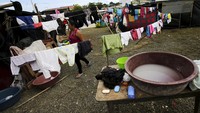 Seorang warga menjemur pakaian di lokasi pengungsian di Desa Canoa. Henry Romero/Reuters/detikFoto.