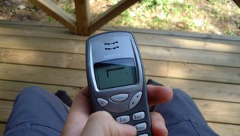 4. Main game unik. Keterbatasan pada ponsel zaman dulu tidak membuat vendor kurang akal memberikan hiburan game menarik, yang terkenal seperti Snake di atas. Walau mungkin anak zaman sekarang melihatnya sebagai sesuatu yang sangat jadul, di masa itu main Snake adalah cara asyik membunuh waktu. Foto: Istimewa