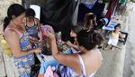 Korban Gempa Ekuador Tinggal di Tenda Pengungsian