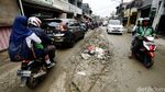 Banjir Sisakan Lumpur di Pondok Gede Permai