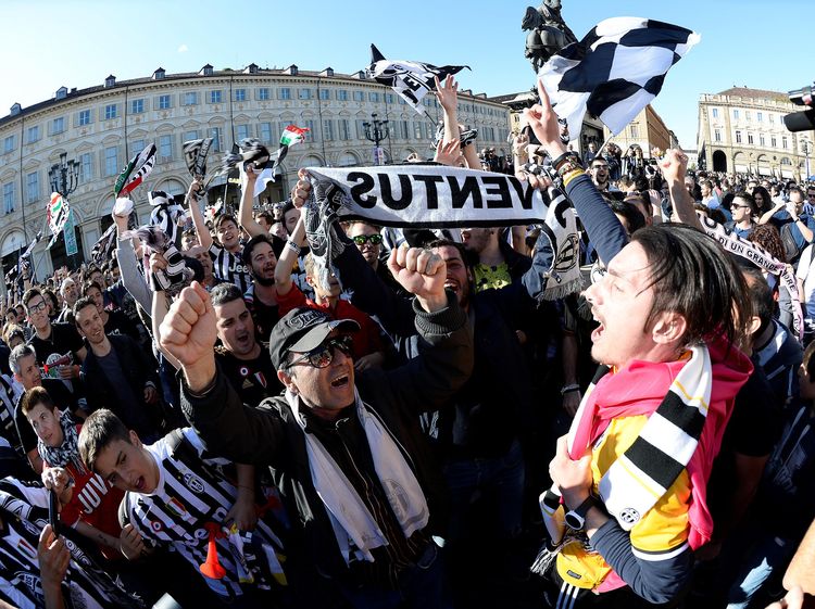 Fans Juventus Rayakan Gelar Juara Serie A