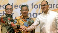 (Kiri ke kanan) Hanif Dhakiri, Darmin Nasution, dan Rosan P Roeslani menyatukan tangan usai penandatanganan kerja sama.