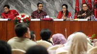 Menteri Pendidikan dan Kebudayaan Anies Baswedan bersama Wakil Ketua Komisi X DPR Utut Adianto, anggota DPR Fraksi PDIP Puti Guntur Soekarno hadir dalam seminar tersebut.