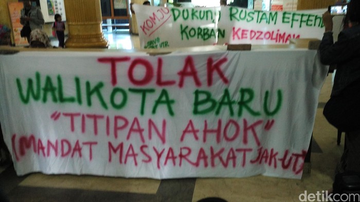 Spanduk Penolakan Rustam Mundur Terbentang di Kantor Walkot Jakut