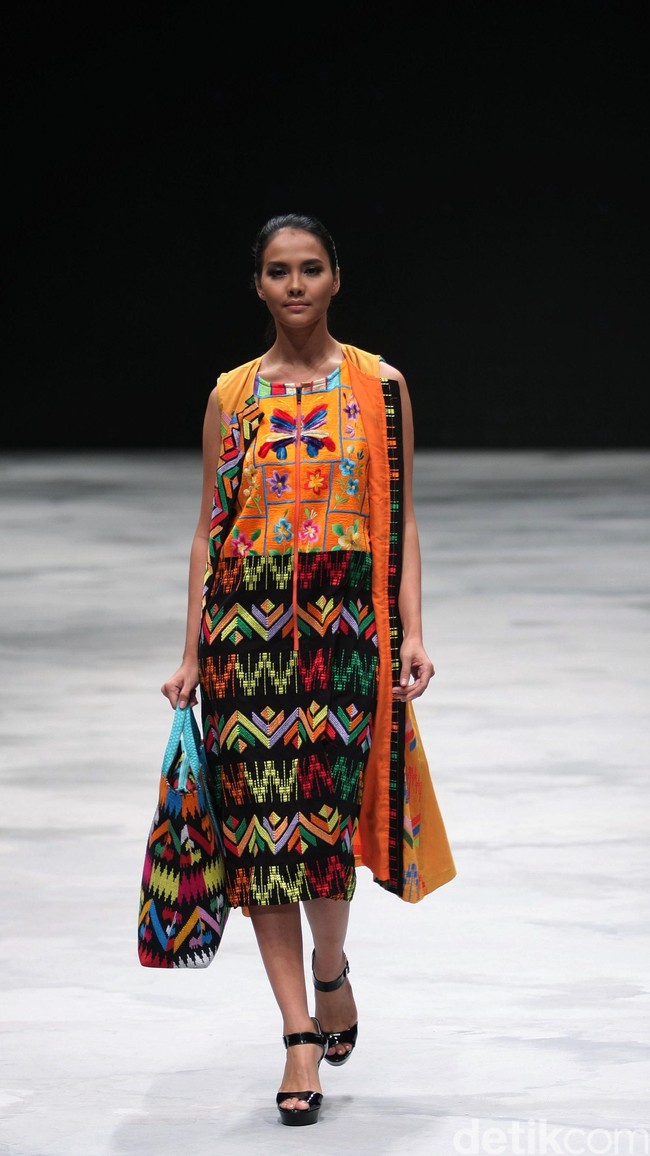 Nita Seno Adji. Indonesia Fashion Week 2016 at Jakarta Convention Center. Senayan. Jakarta. [Foto: Mohammad Abduh/Wolipop]