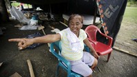 Warga terpaksa tinggal di tenda pengungsian karena rumahnya ambruk akibat gempa. Henry Romero/Reuters/detikFoto.
