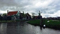 Desa Zaanse Schans terletak di utara Belanda. Kota terdekatnya adalah Zaandam. Desa ini terkenal dengan pemandangan kincir anginnya yang cantik (Niken/detikTravel)
