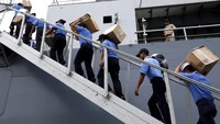 Angkatan Laut Peru mengirimkan bantuan untuk korban gempa di Ekuador. Bantuan itu dikirim menggunakan kapal. Janine Costa/Reuters/DetikFoto.