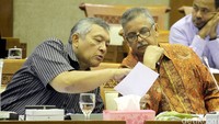 Rapat tersebut melanjutkan pembahasan mengenai pembangunan infrastruktur listrik.