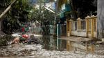 Banjir Sisakan Lumpur di Pondok Gede Permai
