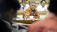 Direktur Utama PT PLN (Persero) Sofyan Basir bersama jajaran PLN mengikuti rapat Panja lanjutan dengan  Komisi VI.