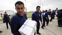Bantuan dari Kalumbia di Bandara Eloy Alfaro. Seperti diketahui, gempa berkekuatan 7,8 SR mengguncang Ekuador, Sabtu (16/4/2016) lalu. Ribuan bangunan rusak dan ratusan orang dilaporkan meninggal dunia. Henry Romero/Reuters/detikFoto.