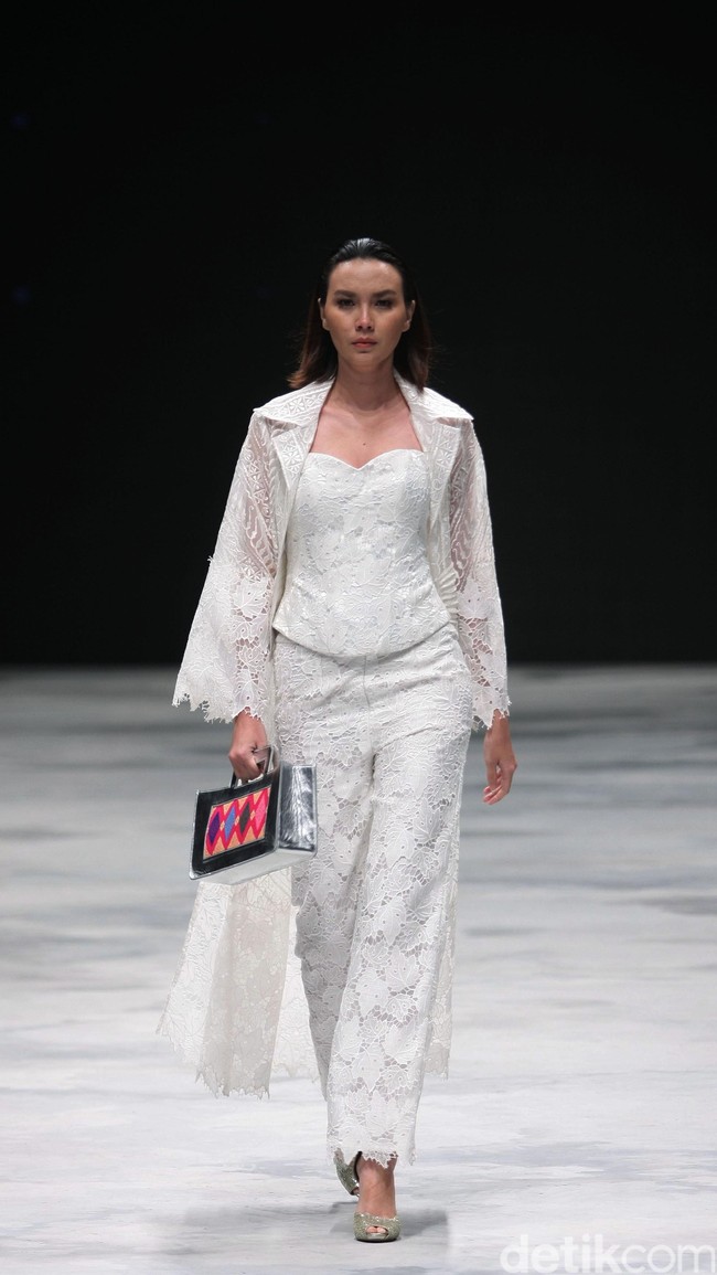 Nita Seno Adji. Indonesia Fashion Week 2016 at Jakarta Convention Center. Senayan. Jakarta. [Foto: Mohammad Abduh/Wolipop]