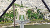Seperti ini pemandangan dari puncak Menara Eiffel. Kota Paris terlihat begitu kecil dan cantik, seperti miniatur yang sempurna (Niken/detikTravel)