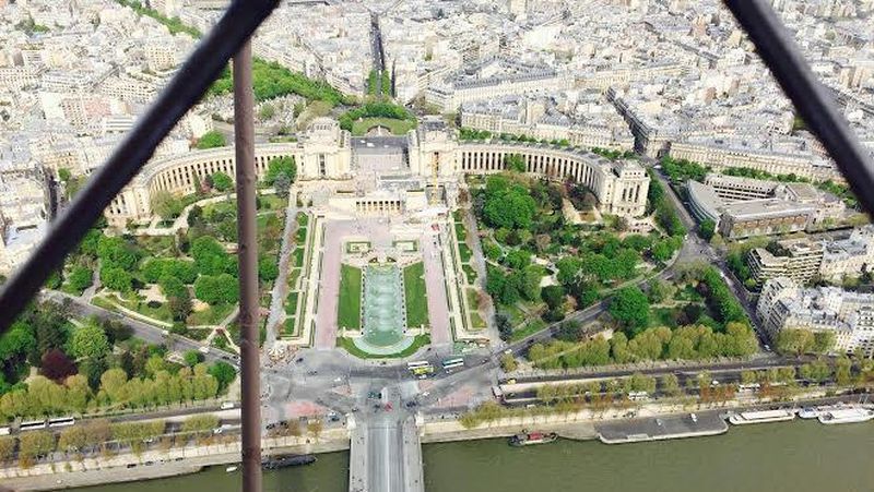 Seperti Ini Pemandangan dari Puncak Menara Eiffel
