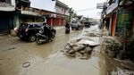 Banjir Sisakan Lumpur di Pondok Gede Permai