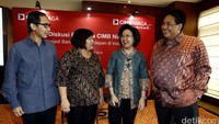 Head of Marketing Brand and Communications CIMB Niaga, Slamet Sudjiono, bersama Head of Technology Infrastructure, Yenny Siswanto,Rita IT & Operations Director, Rita Masoen, dan Head of Digital Banking, Branchless & Partnership Consumer Banking, Bambang Karsono Adi, tengah membahas pengembangan core bangking system baru di Jakarta, Rabu (27/04/2016).