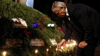 Para keluarga korban menyalakan lilin. Valentyn Ogirenko/Reuters/detikFoto.