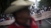 Para demonstran mendesak pemerintah menginvestigasi lebih lanjut terkait kasus hilangnya 43 mahasiswa tersebut. Edgard Garrido/Reuters