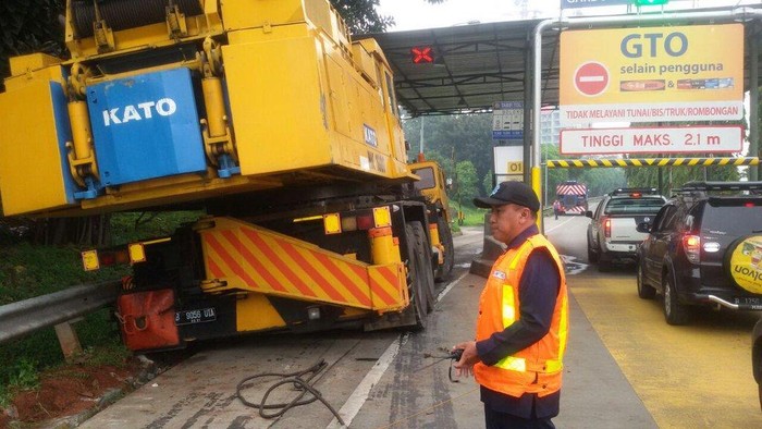 Truk Tersangkut di Gerbang Tol Ciputat 2, Lalin Padat