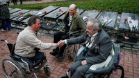 Para pekerja di Chernobyl pada masa kecelakaan -ketika Ukraina masih menjadi bagian dari Uni Soviet ikut dalam doa bersama. Gleb Garanich/Reuters/detikFoto.