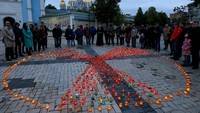 Para keluarga korban menyalakan lilin di sejumlah gereja. Valentyn Ogirenko/Reuters/detikFoto.