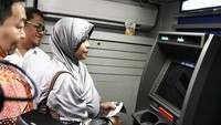 Direktur PT Bank Central Asia Tbk (BCA) Santoso (kiri) bersama Gubernur Jawa Barat Ahmad Heryawan (tengah) mengamati nasabah BCA (kanan) yang melakukan simulasi transaksi pembayaran Pajak Kendaraan Bermotor (PKB) untuk Provinsi Jawa Barat melalui ATM BCA, Rabu (27/4). Pool/dok. BCA.
