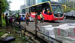 Mobil Boks Terguling di Depan Mal Taman Anggrek Berhasil Dievakuasi
