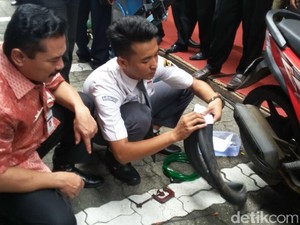 Siswa SMK Pekalongan Ciptakan Alat Tambal Ban Portabel