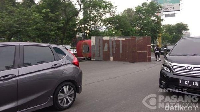 Mobil Boks Terguling di Depan Mall Taman Anggrek, Lalu Lintas Padat
