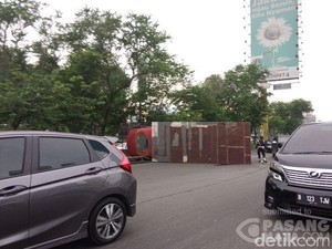 Mobil Boks Terguling di Depan Mall Taman Anggrek, Lalu Lintas Padat