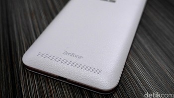 Untungnya sektor kameranya lumayan. Kemampuannya mencapai 13 MP dengan bukaan f/2.0 dan penggunaan lensa 5-elemen dengan teknologi PixelMaster. Foto: detikINET - Anggoro Suryo Jati