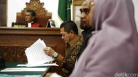 Zainudin Paru mewakili Sohibul Iman dalam sidang dengan agenda pemeriksaan kelengkapan administratif.