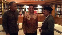 (Kiri-kanan) Anggota KEIN Irfan Wahid dan Ketua KEIN Sutrisno Bachir mendengarkan masukan BJ Habibie mengenai roadmap industri nasional kedepan guna kemanjuam bangsa Indonesia.