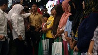 Mensos menyapa warga.