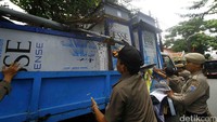 Warung-warung tersebut kemudian dibawa dengan truk.