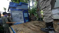 Banyaknya genangan dan banjir yang kerap terjadi di kawasan Selatan Jakarta diduga disebabkan juga oleh keberadaan warung di atas saluran air tersebut.