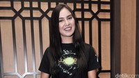 Banyak pria yang jatuh hati dengan sosok Irish Bella. Pool/Noel/detikFoto.