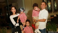 Lukman bersama istri dan tiga anaknya saat ditemui di XXI Gandaria City, Gandaria, Jaksel. Pool/Gus Mun/detikFoto.