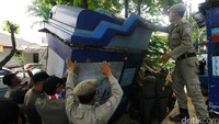 Keberadaan warung ini selain menggangu ketertiban juga menghambat aliran air.
