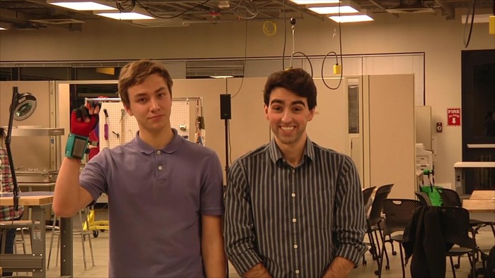 Mahasiswa Ini Ciptakan Sarung Tangan Penerjemah Tuna Rungu