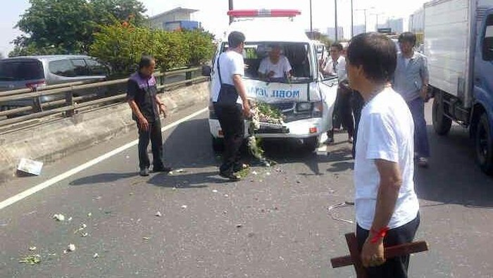 Kecelakaan Mobil Jenazah di Tol Rawamangun, 2 Orang Terluka