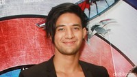 Pada kesempatan itu, ia tampil dengan blus bermotif dipadu blazer hitam dan celana hitam. Pool/Gus Mun/detikFoto.