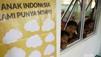 Anak-anak melihat Veronica Tan.