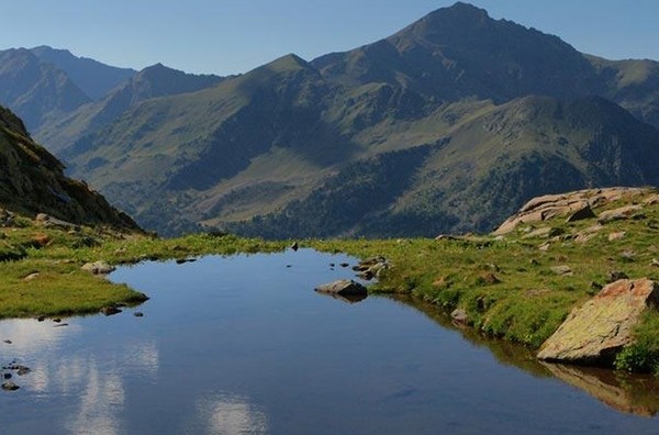Saat musim semi dan panas, area pegunungannya indah banget. (Visit Andorra)
