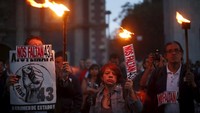 Mereka juga membawa poster bertuliskan We are missing 43. Edgard Garrido/Reuters