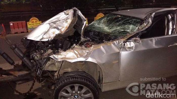BMW dan Truk Terlibat Kecelakaan di Tol Dalam Kota Km 4