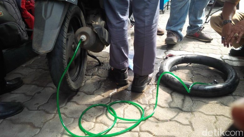 Siswa SMK Ciptakan Alat Tambal Ban Portabel, Bisa Disimpan di Bagasi Motor