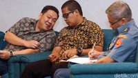 Anggota DPR Charles Honoris, Pakar Keamanan Nasional Univerisitas Padjajaran (Unpad) Muradi dan Tenaga Ahli Pengkaji Bidang Sistem Menajemen Nasional Lembaga Ketahanan Nasional (Lemhamnas) Laksamana Muda TNI Untung Surapati menjadi pembicara dalam seminar tersebut.